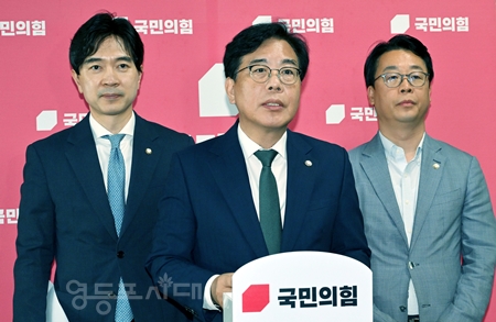 ▲송언석 비상대책위원(가운데)이 7월 9일 비공개 비대위 회의 후 기자들과 만나 “윤희숙 여의도연구원장을 혁신위원장으로 모시기로 했다”라고 밝히고 있다. Ⓒ영등포시대