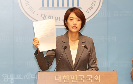 ▲고민정 민주당 국회의원이 7월 10일 오전 국회 소통관에서 기자회견을 열고 리박스쿨 관련 문건을 공개하고 있다. Ⓒ영등포시대