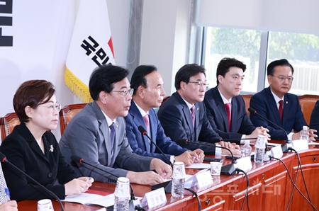 ▲송원석 비대위원장(왼쪽에서 두 번재)이 7월 10일 국회에서 열린 비대위원회의 모두 발언에서 “당을 바꾸겠다고 한다면, 그 출발점은 당원이고, 그 기준은 국민의 상식과 눈높이이다”라고 강조하고 있다. Ⓒ영등포시대