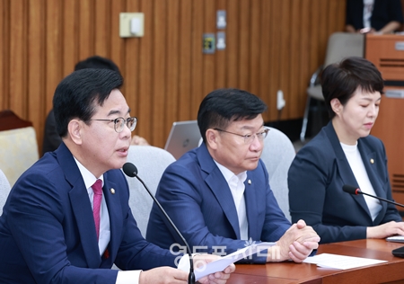 ▲송언석 국민의힘 비상대책위원장 겸 원내대표(왼쪽)가 7월 11일 국회에서 원내대책회의를 열고 “이재명 정부는 경제의 근본적인 문제해결은 외면한 채 20조원이 넘는 대규모 국채를 발행하며 현금 살포성 경기부양책을 추진하고 있다”라고 비판하고 있다. Ⓒ영등포시대