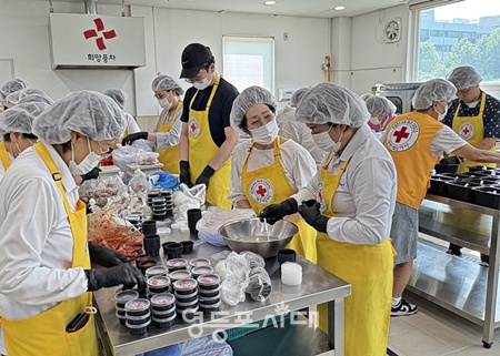 ▲강남역클라스 회원들과 적십자봉사원들이 제1회 에너지드림 캠페인에서 평안도식당 순댓국 밀키트를 제작하고 있다. ©대한적십자사 서울지사 제공