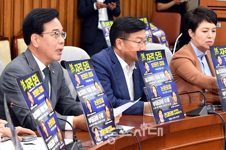 ▲송언석 원내대표가 7월 18일 국회에서 열린 원내책회의 모두 발언에서 이재명 대통령을 향새 “부적격 장관 후보자들의 지명을 즉각 철회할 것”을 촉구하고 있다. Ⓒ영등포시대 다. Ⓒ영등포시대