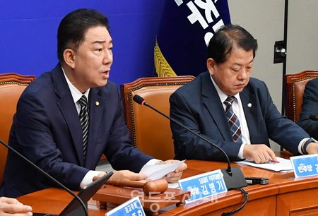 ▲김병기 당대표 직무대행(왼쪽)이 7월 18일 국회에서 열린 최고위원회의 모두 발언에서 “내란 수괴 윤석열의 끝없는 법치 파괴 행위를 이제는 끝내야 한다”라고 강조하고 있다.Ⓒ영등포시대
