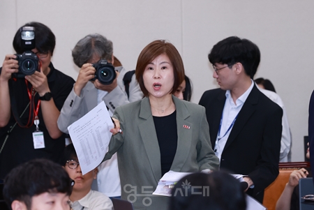 ▲김미애 국민의힘 의원(간사)이 임은경 후보자의 부실한 자료 제출을 질타하며 제출받은 자료를 후보자에게 흔들고 있다. Ⓒ영등포시대