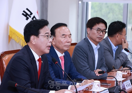 ▲송언석 비대위원장(왼쪽)이 7월 21일 국회에서 열린 비대위원회 모두 발언에서 “강선우 후보자만은 절대 안 된다는 국민 여론을 무시하고 기어이 임명을 강행하겠다는 오기 인사가 매우 개탄스럽다”라고 밝히고 있다. Ⓒ영등포시대