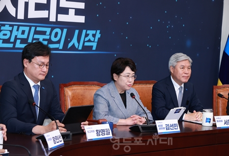 ▲김민선 권한대행(가운데)이 7월 21일 국회에서 열린 최고위원회의 모두 발언에서 “극우 세력이 꿈꾸는 미래는 딱 하나, ‘윤 어게인’, 생각만 해도 소름이 돋는다”라고 목소리를 높이고 있다. Ⓒ영등포시대