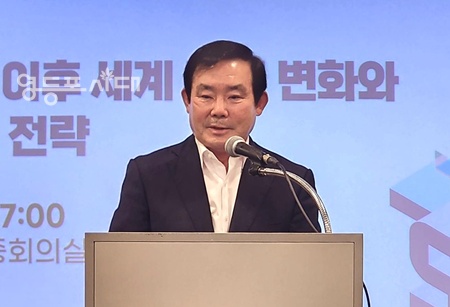 ▲임춘대 서울시의회 기획경제위원회 위원장이 7월 21일 오후 대한상공회의소에서 열린 제3회 서울연구원 정책포럼에서 축사를 하고 있다. ⓒ서울시의회 제공