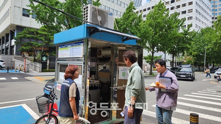 ▲김형성 영등포구시설관리공단 이사장(가운데)이 무더위로 인한 직원들의 건강 저하와 업무 피로 누적을 해소하고, 근무 의욕을 고취하기 위해 현장 방문해 직원들을 격력하고 있다. ⓒ영등포구시설관리공단 제공