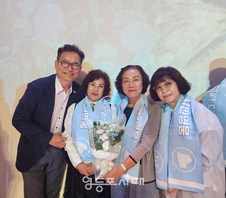 ▲송영길 소나무당 대표(왼쪽 첫 번째)가 22일 서울 여의도 국회의원회관에서 열린 ‘12.3 내란을 막아낸 시민영웅 기념식’에서 소나무당 관계자들과 기념사진을 촬영하고 있다. ©소나무당 제공