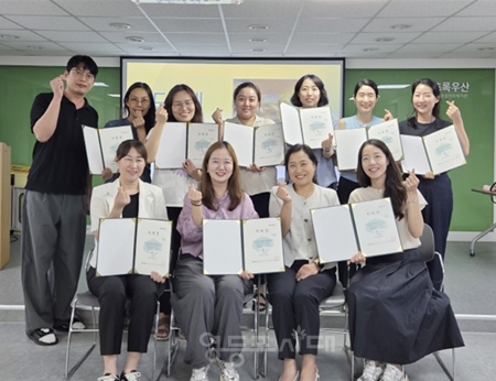 ▲7월 22일 위촉된 ‘마더책방’ 책 놀이 활동가 10명/이미지=영등포종합사회복진관 제공 