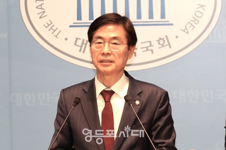 ▲조경태 국민의힘 의원이 23일 서울 여의도 국회 소통관에서 혁신후보 단일화 촉구 기자회견을 하고 있다. ©영등포시대