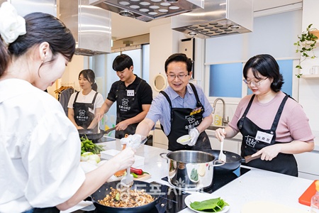 ▲목화수라간에서 진행된 ‘영등포반찬회’ 프로그램에 참여한 청년들 모습. ©영등포구 제공