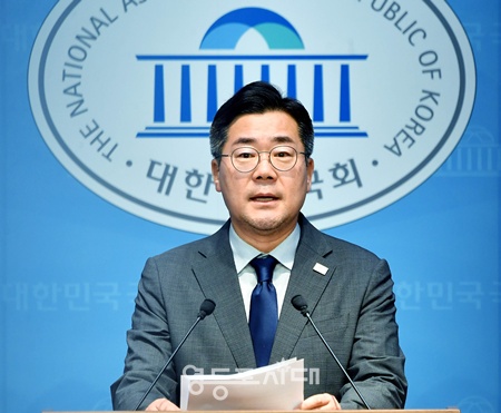 ▲박찬대 더불어민주당 당대표 후보가 25일 서울 여의도 국회 소통관에서 윤석열 내란 방패 45인 제명촉구 결의안 발의 기자회견을 하고 있다. ⓒ영등포시대