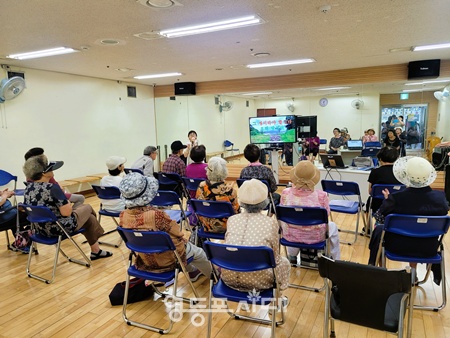 ▲영등포구 어르신들이 신길종합사회복지관에서 진행하고 있는 ‘老-밸런스(Balance)’ 프로그램 음악교실에 참여하고 있다. ⓒ신길사회종합사회복지관 제공