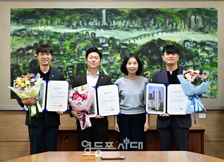 ▲최호정 서울시의회 의장이 28일 의장접견실에서 새롭게 임명된 대변인들에게 임명장을 수여한 뒤 기념촬영을 하고 있다. 왼쪽부터 정지웅 의원, 김경훈 의원. 최 의장. 박강산 의원 ⓒ서울시의회 제공