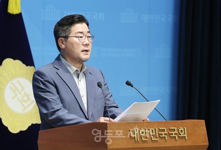 ▲박찬대 민주당 당대표 후보가 7월 30일 오전 국회 소통관에서 기자회견을 열고 “오늘 전당대회 투표가 본격적으로 시작된다. 지금 제 마음은, 당원 한 분 한 분 손을 붙잡고 진심을 전하고 싶은 마음이다”라며 지지를 호소하고 있다. Ⓒ영등포시대 