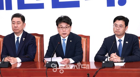 ▲진성준 더불어민주당 정책위의장(가운데)이 31일 서울 여의도 국회에서 열린 정책조정회의에서 발언하고 있다. ©영등포시대