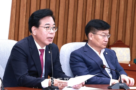 ▲송언석 국민의힘 비상대책위원장 겸 원내대표(왼쪽)가 1일 서울 여의도 국회에서 열린 원내대책회의에서 발언하고 있다. ©영등포시대