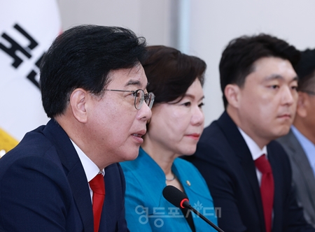 ▲송언석 비대위원장(왼쪽)이 8월 4일 국회에서 열린 비상대책위원회 모두 발언에서 한미 관세 협상 결과에 대해 “농업인과 기업인에게 정보를 투명하게 공개하길 바란다”라고 밝히고 있다.Ⓒ영등포시대