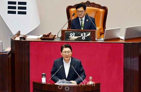 ▲8월 4일 필리버스터에 나선 신동욱 국민의힘 의원이 “민주당은 9개 방송사에서 달콤한 말, 땡전 뉴스를 듣고 싶은 것이냐?”라고 목소리를 높이고 있다.Ⓒ영등포시대