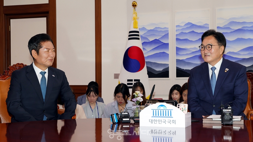 ▲우원식 국회의장(오른쪽)이 8월 5일 국회의장 집무실에서 정청래 민주당 신임 대표(왼쪽)와 대화를 나누고 있다. Ⓒ영등포시대 