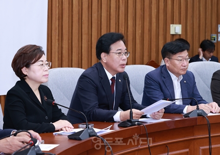 ▲송언석 국민의힘 비상대책위원장 겸 원내대표(가운데)가 8월 5일 국회에서 열린 원내대책회의 모두 발언에서 “방송 3법안을 민주당이 강행 처리한다면 국민의힘은 모든 법적 가용 수단을 동원해서 저지 투쟁에 나서겠다”라고 밝히고 있다. Ⓒ영등포시대