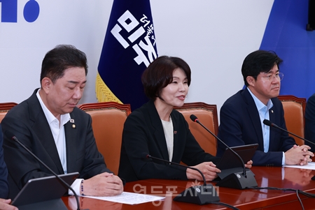 ▲한정애 민주당 신임 정책위의장(가운데)이 8월 5일 국회에서 열린 원내대책회의 모두 발언에서 “국민을 위한 정책을 부지런히 마련해서 민생 회복 그리고 국민 성장으로 나아가겠다”라고 밝히고 있다. Ⓒ영등포시대