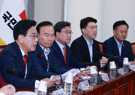 ▲송언석 비대위원장(왼쪽)이 8월 7일 국회에서 열린 비상대책위원회 모두 발언에서 “이춘석 게이트에 대한 특검 수사를 제안한다”라고 밝히고 있다. Ⓒ영등포시대