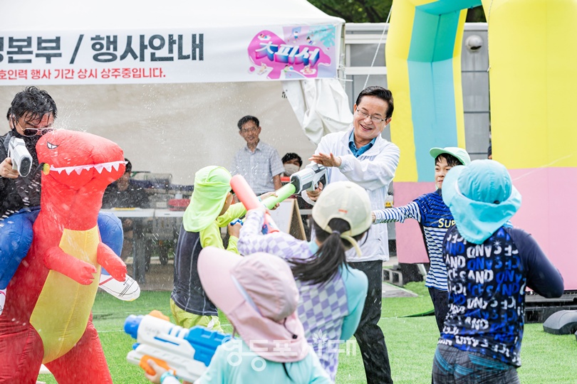 ▲최호권 영등포구청장이 8월 8일 오전 10시 영등포공원에서 열린 여름 물놀이 축제 대(大)피서 현장을 방문해 아이들과 물총 놀이를 즐기고 있다. ⓒ영등포구 제공