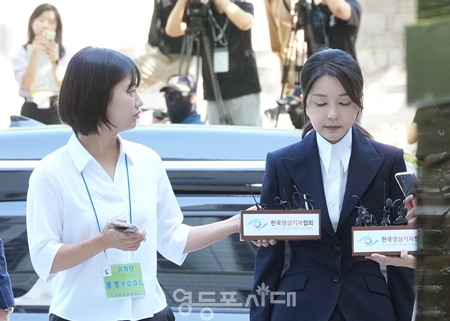 ▲김건희 여사가 8월 12일 오전 영장실질심사를 받기 위해 서울중앙지법에 출두하고 있다./이미지=공동취재단