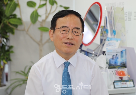 ▲박남일 샛강두리골목상인회 회장이 8월 1일 신길안경원에서 본지와 인터뷰를 하고 있다. Ⓒ영등포시대