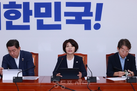 ▲한정애 정책위의장(가운데)이 8월 19일 국회에서 열린 원내대책회의 모두 발언에서 “함께 행복한 대한민국을 위해 입법적 지원에 적극 나설 것이다”라고 밝히고 있다. Ⓒ영등포시대
