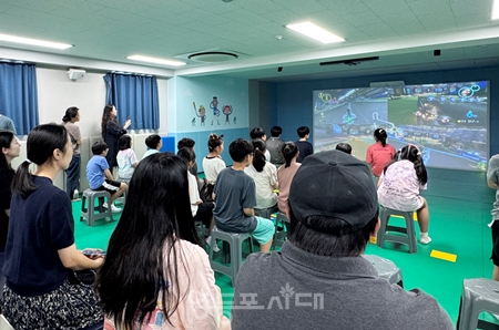 ▲영등포종합사회복지관이 8월 18일, VR그린스퀘어에서 개최한 8월 콘텐츠 대회 ‘닌텐도 마리오카트 챔피언십’/이미지=영등포종합사회복지관 제공 