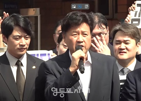 ▲김용 전 민주연구원 부원장이 20일 경기도 화성시 화성직업훈련교도소에서 보석으로 석방된 뒤 입장을 밝히고 있다. ©유튜브 캡처