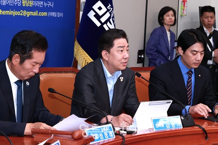 ▲김병기 더불어민주당 원내대표(가운데)가 22일 서울 여의도 국회에서 열린 최고위원회의에서 발언하고 있다. ⓒ영등포시대