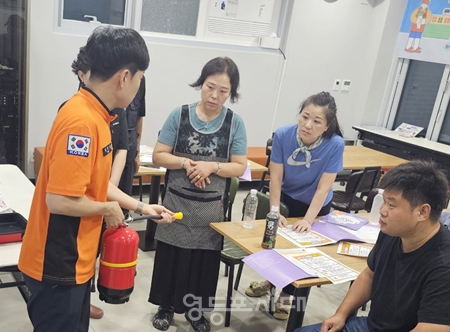 ▲영등포소방대원이 대림중앙시장 상인을 대상으로 외국인과 함께하는 안전한 시장 소방 교육을 시행하고 있다/이미지=영등포소방서 제공 