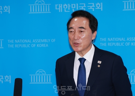 ▲박수현 민주당 원내 수석대변인이 8월 26일 국회 소통관에서 한미 정상회담 관련 백브리핑을 하고 있다. Ⓒ영등포시대