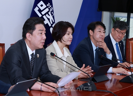 ▲김병기 원내대표가 8월 26일 국회에서 열린 원내대책회의 모두 발언에서 한일, 한미 정상회담의 성과를 설명하고 있다. Ⓒ영등포시대