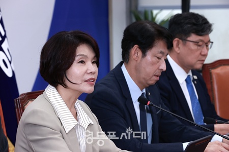 ▲한정애 더불어민주당 정책위의장(왼쪽)이 26일 서울 여의도 국회에서 열린 원내대책회의에서 발언하고 있다. ⓒ영등포시대