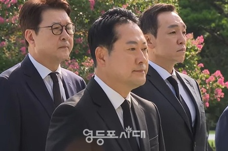 ▲장동혁 국민의힘 대표가 27일 첫 행보로 서울 동작구 국립현충원을 방문해 참배하고 있다. ©유튜브 캡처