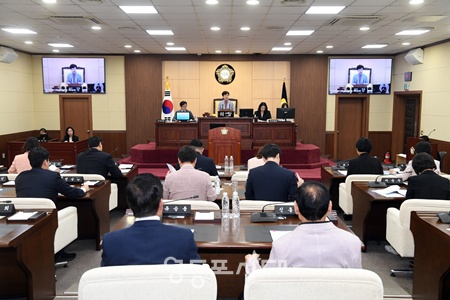 ▲정선희 영등포구의회 의장이 28일 구의회 본회의장에서 열린 제263회 임시회 2차 본회의에서 폐회사를 하고 있다. ©영등포구의회 제공