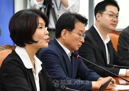 ▲한정애 정책위의장(왼쪽)이 8월 28일 국회에서 정책조정회의를 열고 “민주당은 이재명 대통령의 한미 정상회담 성과가 최대한 결실을 볼 수 있도록 적극 뒷받침하겠다”라고 강조하고 있다.Ⓒ영등포시대