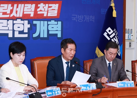 ▲정청래 대표(가운데)가 9월 3일 국회에서 열린 최고위원회의 모두 발언에서 “검찰개혁은 정치검찰의 칼춤에 희생된 피해자들을 구제할 때 비로소 완성된다”라고 주장하고 있다. Ⓒ영등포시대 