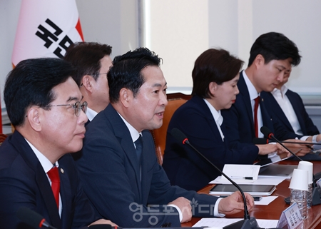 ▲장동혁 국민의힘 당대표(왼쪽에서 두 번째)가 9월 3일 국회에서 긴급 최고위원회의를 열고 “2025년 9월 3일을 내란 정당 몰이 종식 일로 선포한다”라고 밝히고 있다. Ⓒ영등포시대