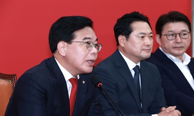 ▲송언석 국민의힘 원내대표(왼쪽)가 3일 서울 여의도 국회에서 열린 긴급 최고위원회의에서 발언하고 있다. ©영등포시대