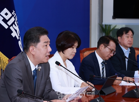 ▲김병기 원내대표(왼쪽)가 9월 4일 국회에서 열린 정책조정회의 모두 발언에서 “민주당은 검찰개혁을 반드시 완수할 것이다”라고 강조하고 있다. Ⓒ영등포시대 