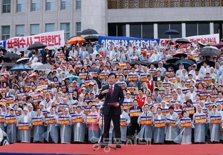 국민의힘은 9월 4일 국회 본청 앞 계단에서 ‘야당 말살 정치 탄압 특검 수사 규탄대회’를 열고  “이재명 대통령이 취임한 지 오늘로써 석 달이 된다. 대한민국 석 달 만에 완전히 망가지고 있다”라고 강하게 비판했다.