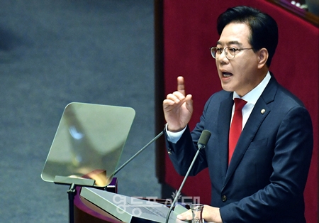 ▲송언석 국민의힘 원내대표가 9월 10일 국회 교섭단체 연설에서 이재명 정부의 100일에 대해 사자성어 ‘혼용무도’를 소환하며 “퇴행과 역류의 시간이었다”라며 강하게 비판하고 있다. ⓒ영등포시대