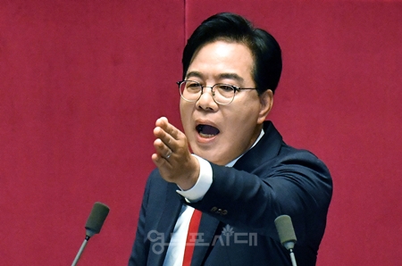 ▲송 원내대표가 “겉으로는 협치를 외치면서 야당 파괴에 골몰하는 표리부동(表裏不同), 양두구육(羊頭狗肉)의 국정 운영을 그만 멈추라”라고 촉구하고 있다. ⓒ영등포시대