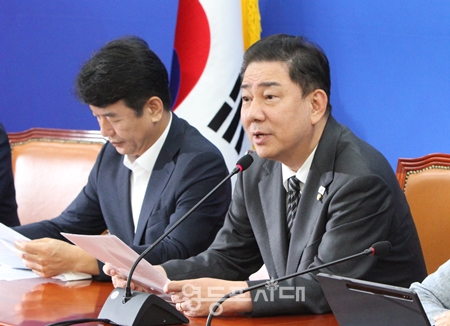 ▲김병기 민주당 원내대표(오른쪽)가 9월 11일 국회에서 열린 정책 조정회의 모두 발언에서 “지난 100일 동안 이재명 정부는 민생과 통합, 회복과 성장을 최우선 과제로 삼았다”라고 밝히고 있다. ⓒ영등포시대 